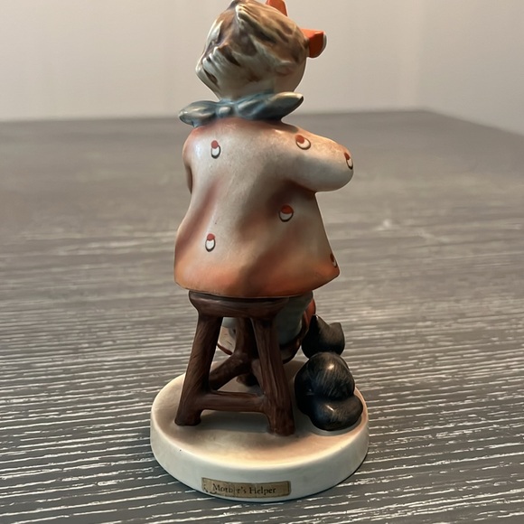 Vintage M.I. Hummel # 133 Mother’s Helper figurine. TMK 3 1960’s - Picture 6 of 8